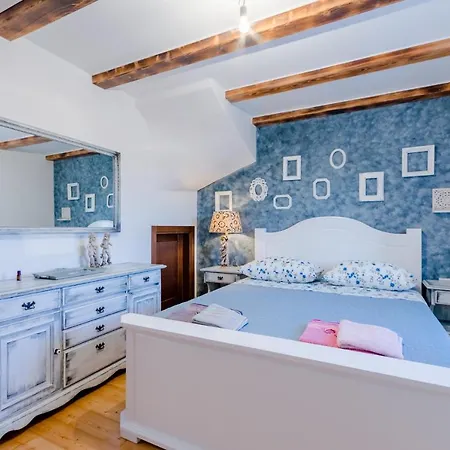 Semesterbostad Rustic *